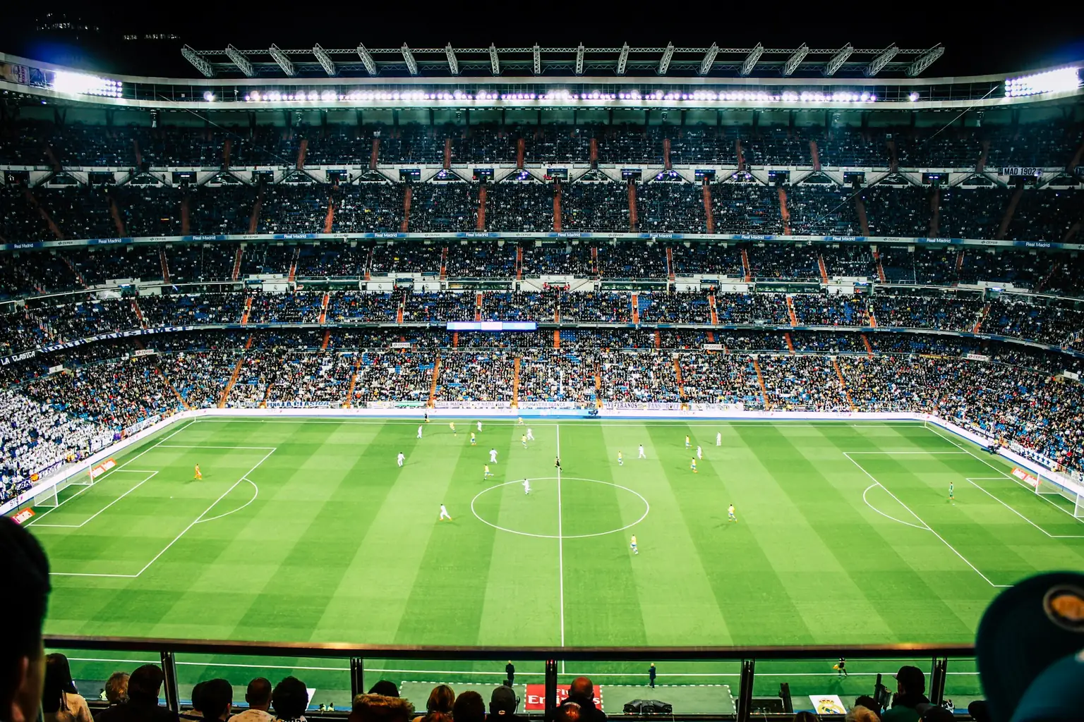 Stade de football illuminé un soir de match